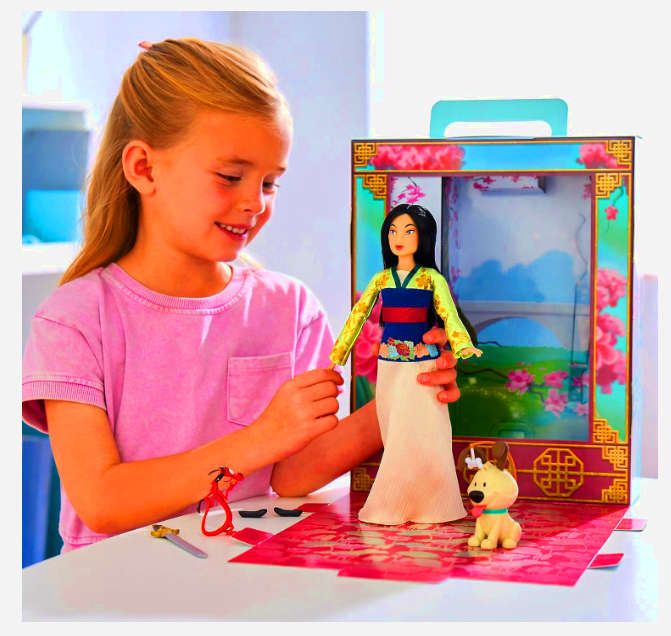 Mulan Werbeartikel: Mulan mit ihrem kleinen Hund, der "Kleiner Freund" heisst.
